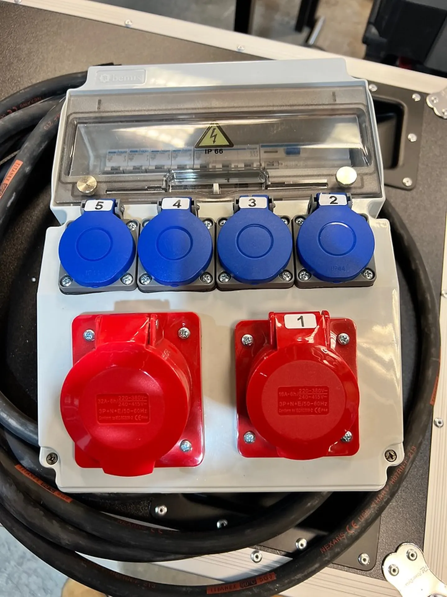 COFFRET ELECTRIQUE 32A TRI VERS 1X 32A TRI + 1X16ATRI+ 4 PC 16A MONO