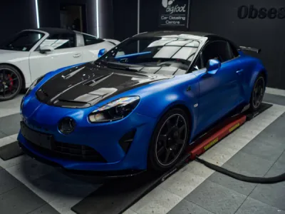 Application de film XPEL sur Alpine A110R pour préserver les surfaces carbone dans le Morbihan.