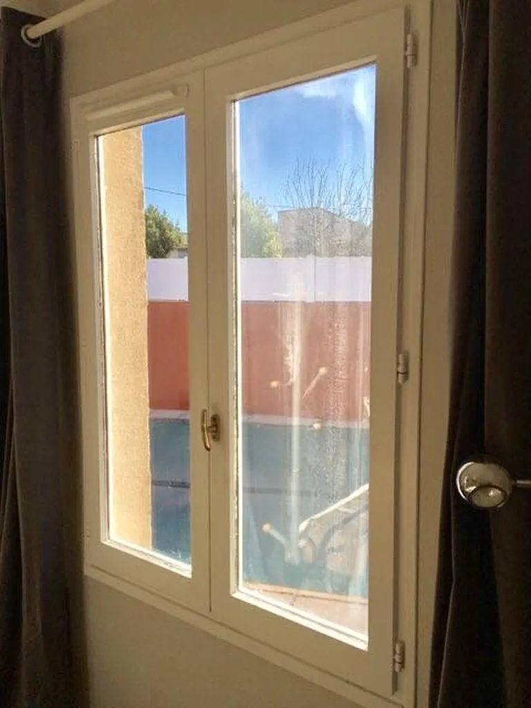 Photo AVANT vue de l'intérieure fenêtre bois