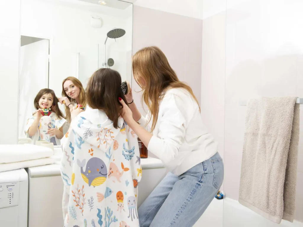 photographe à Lyon pour shooting de service à la personne la nounou coiffe l'enfant