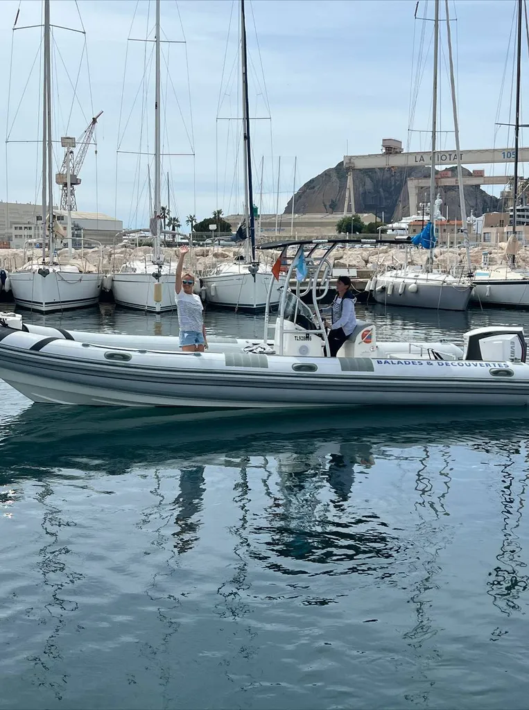 Eden Boat’s semi-rigid O2MER, perfect for exploring the Calanques from La Ciotat