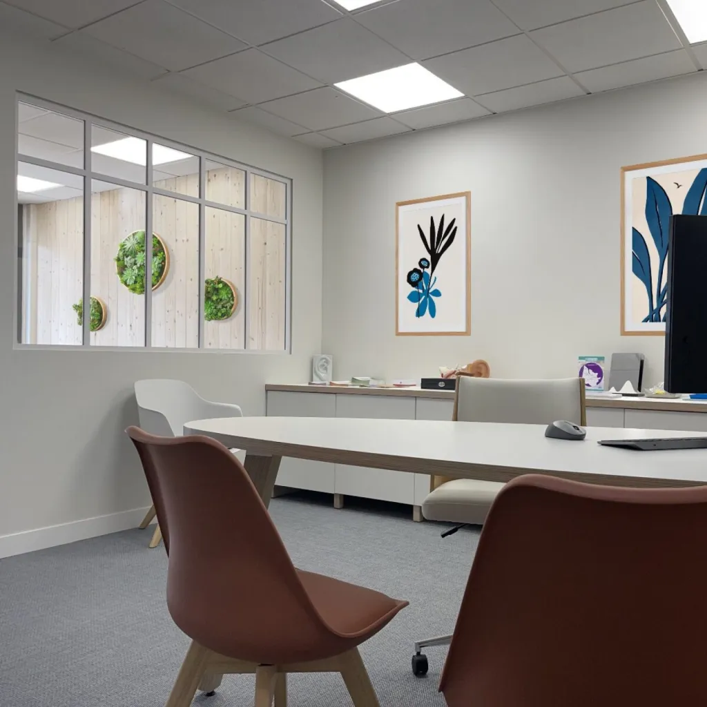 Agencement commercial sur-mesure d'un magasin d'audioprothèse à la Teste, restructuration de bureaux par l'Atelier D., architecte d'intérieur à Bordeaux 