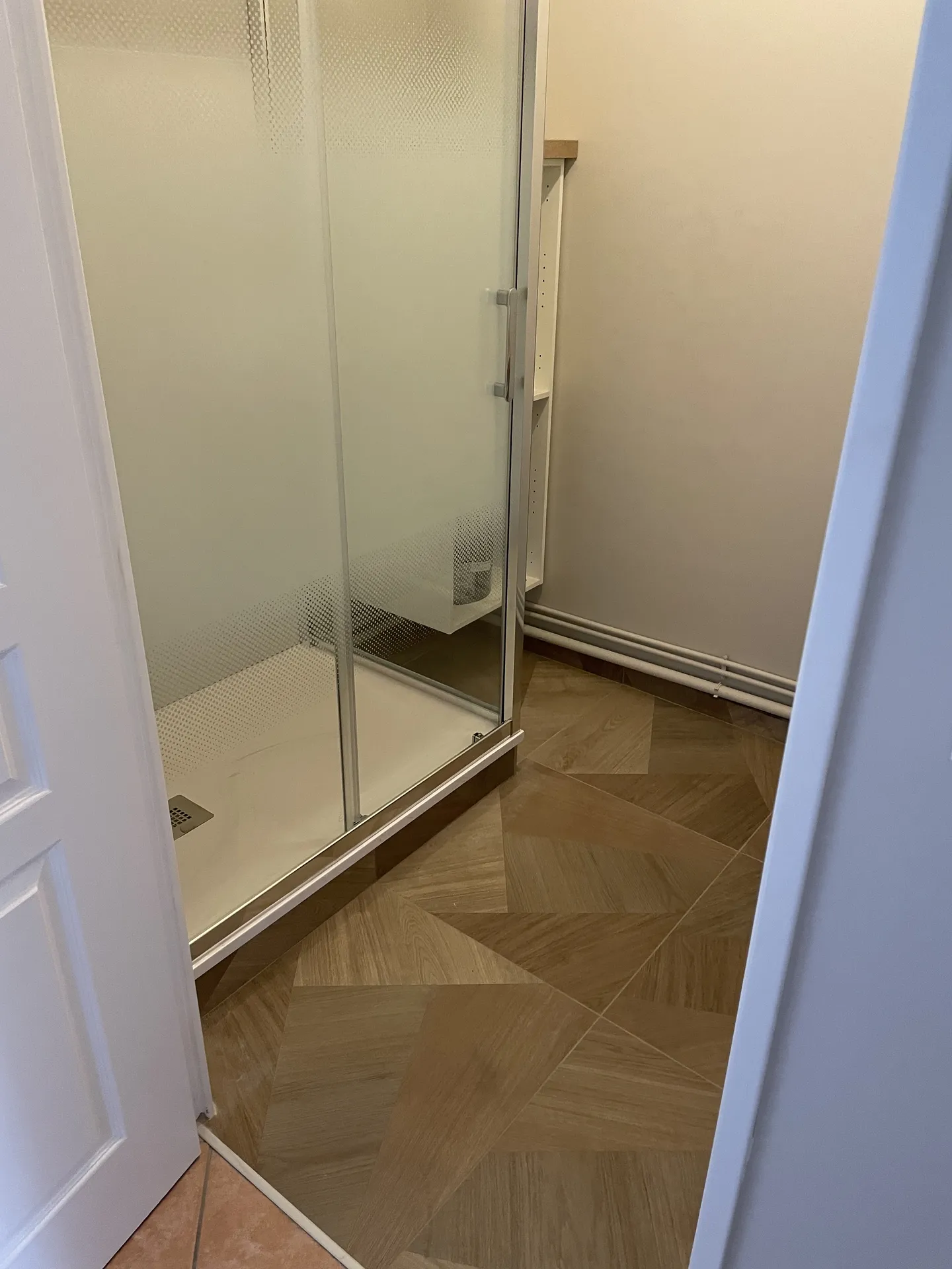 Salle de bain rénovée avec douche moderne après remplacement de baignoire à Villeurbanne