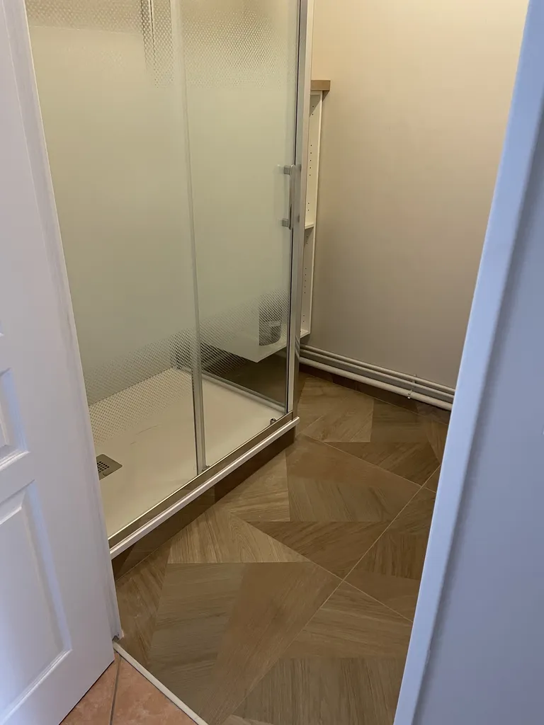 Salle de bain rénovée avec douche moderne après remplacement de baignoire à Villeurbanne