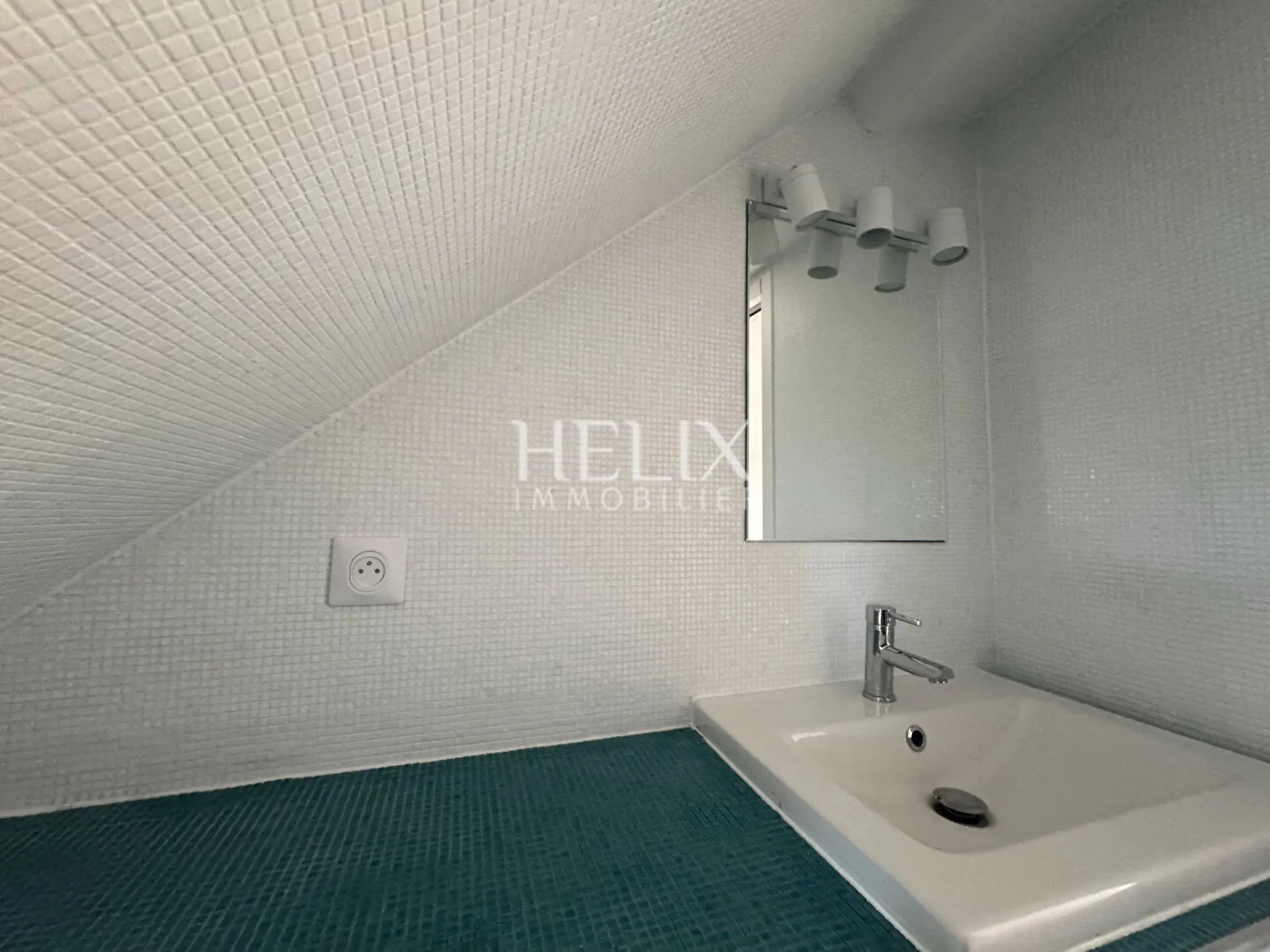 Idéal investisseur , un pied à terre à Saint Germain en Laye, un bel appartement entièrement refait à neuf situé au 4ème et dernier étage d'un immeuble ancien Place du marché, calme et tranquillité.