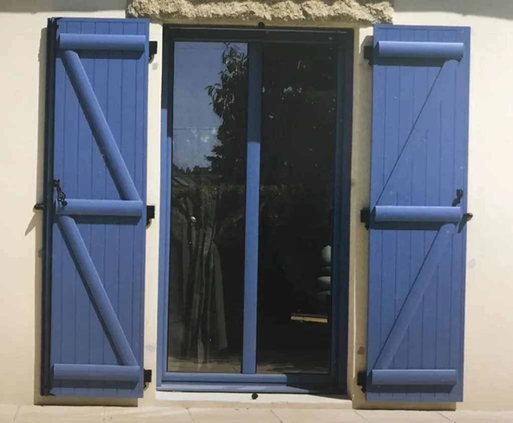 Volets battants en aluminium avec barres et écharpes sur Vitrolles