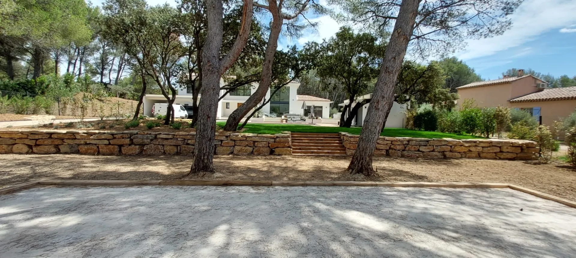 Enrochement ou mur de soutènement, lequel choisir à Aix en Provence ?