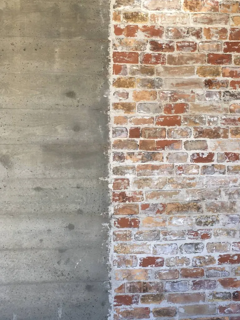 Réalisation d'un mur en briques anciennes près d'Aix en Provence
