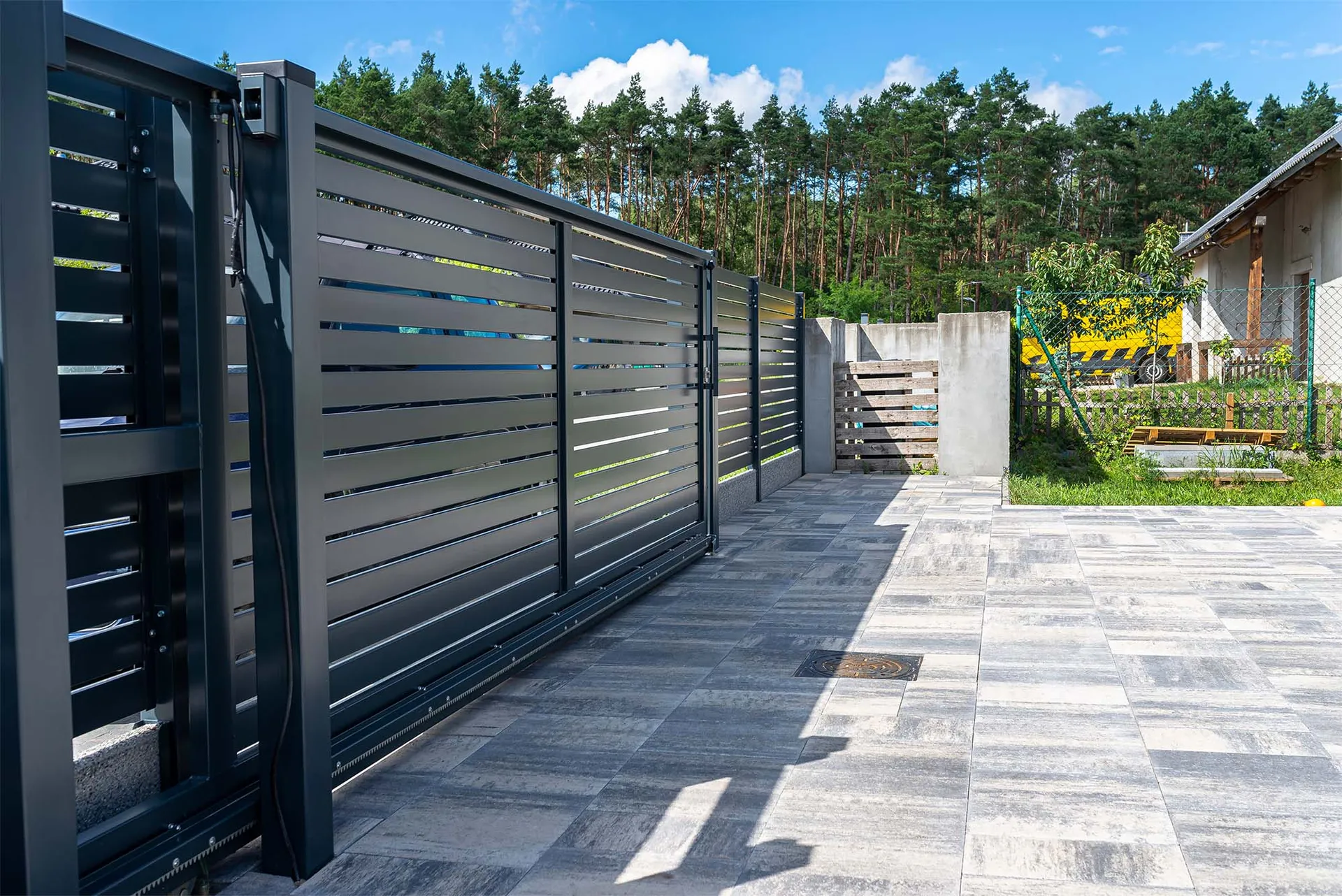 Découvrez les solutions de clôtures de Dubos Aménagement à Mios pour sécuriser et sublimer durablement votre jardin