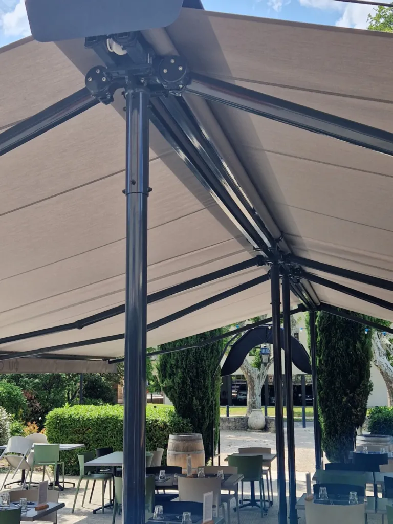 Retour sur l'installation d'un maxi store de terrasse au restaurant 