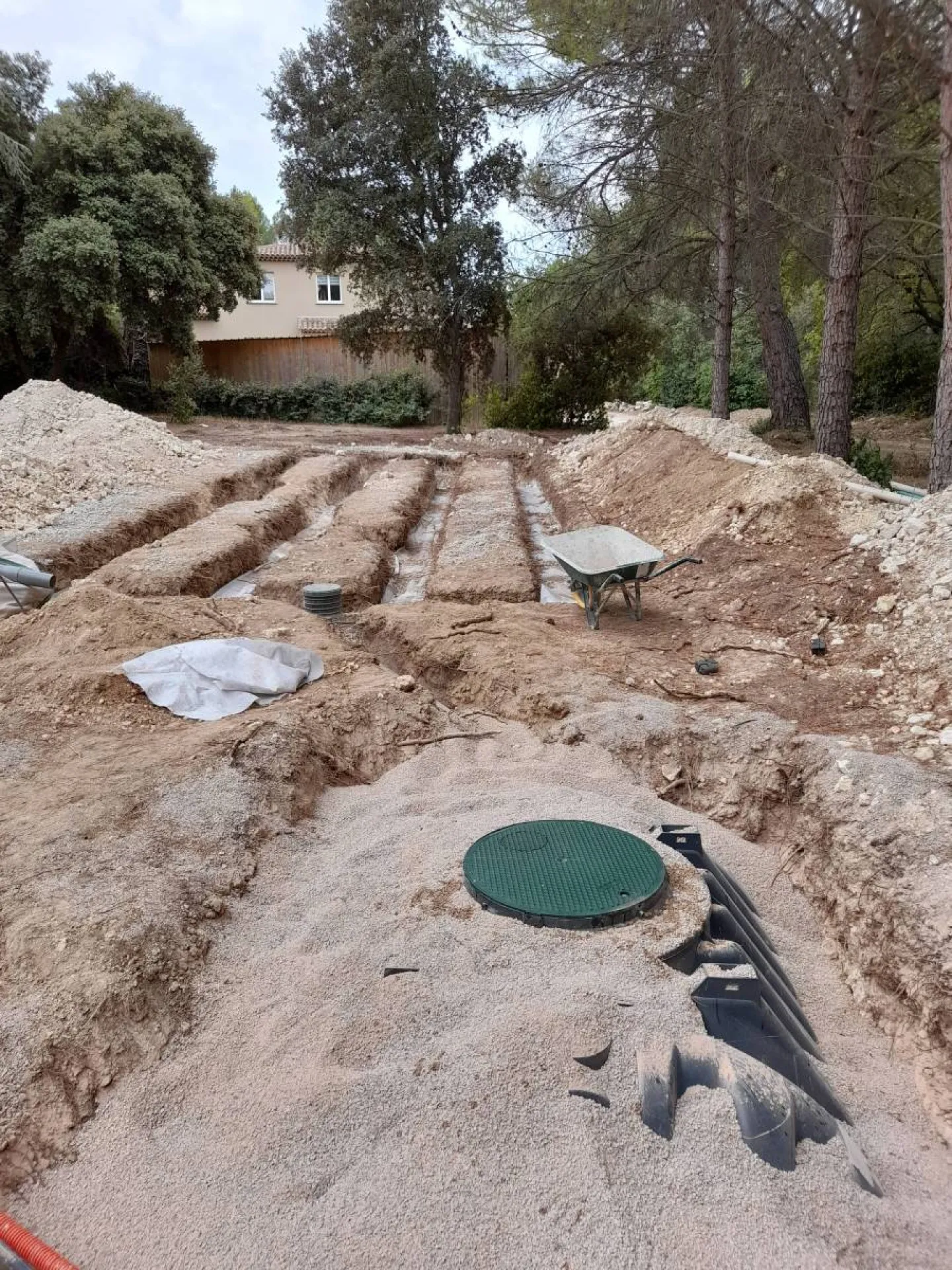 Installation de fosses septiques toutes eaux chez les particuliers et professionnels dans les Bouches du Rhône et en PACA Installation de fosses septiques toutes eaux chez les particuliers et professionnels dans les Bouches du Rhône et en PACA