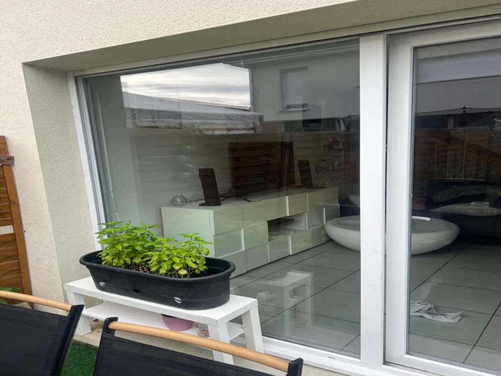 Remplacement vitrage isolant Planitherm XN sécurité Stadip avec dépose professionnelle menuiserie PVC villa Les Jardins d'émilie