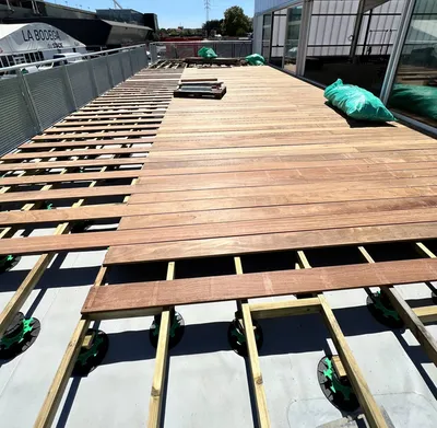 Pose de la terrasse en Cumaru au Stade Toulousain