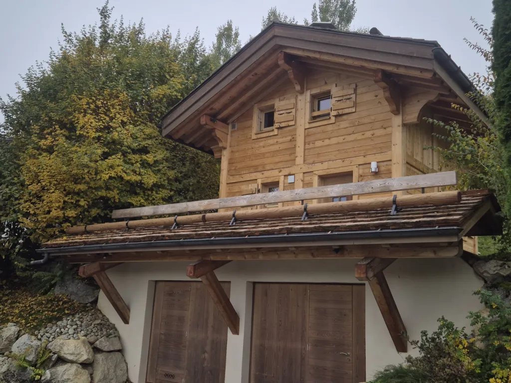 Réfection de terrasse en IPE et réfection d’un auvent de garage en tavaillon à Combloux en Haute-Savoie
