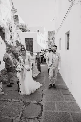 Couple de mariés dans les ruelles blanches de Lindos en Grèce