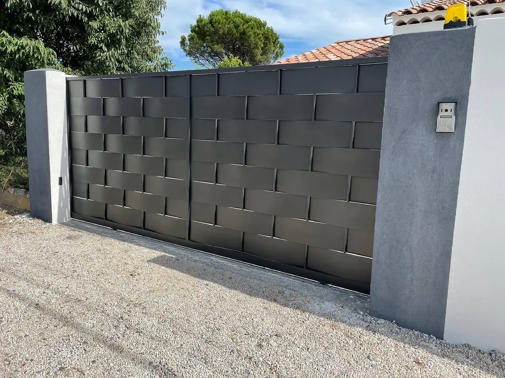 Fabrication et pose d'un portail coulissant noir tressés sur mesure à Rognac