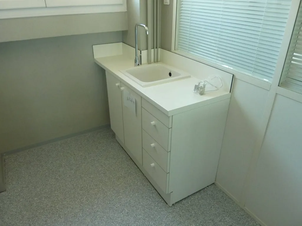 Aménagement sur mesure de salle de bain en milieu hospitalier par la MENUISERIE GARCIN