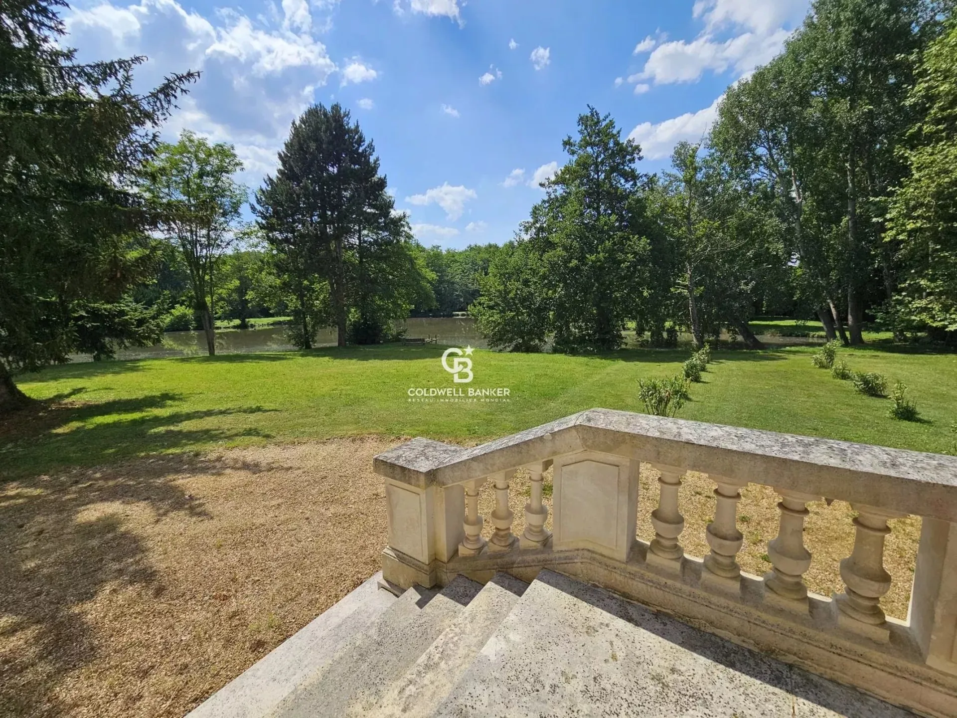 Lieu de vie unique alliant authenticité architecturale d’époque et qualité de vie contemporaine, idéal pour accueillir famille et proches.