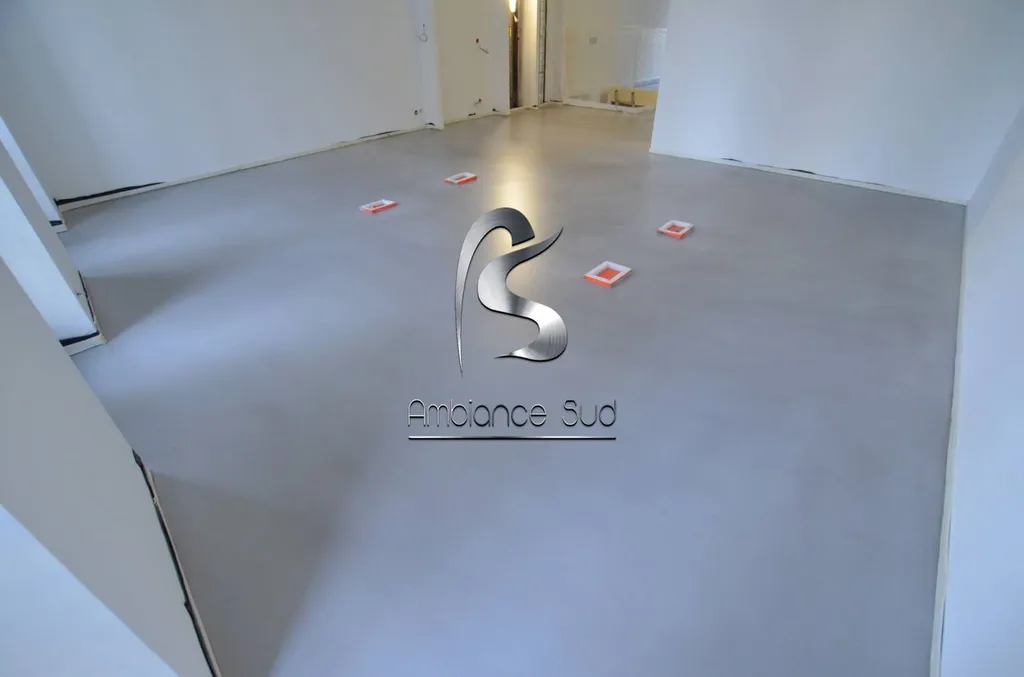 SOL EN BÉTON CIRE COULE DÉCORATIF À MARSEILLE 13