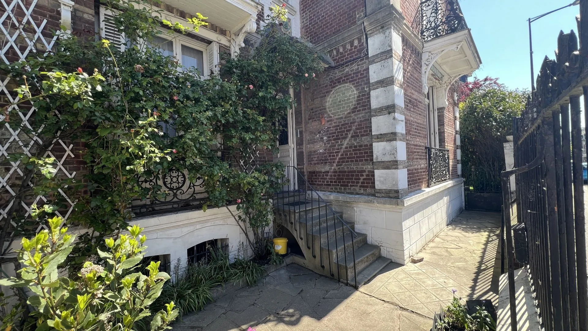 A vendre Maison de maître 265m² avec 7 chambres, parquet ancien, dépendance et garage double, terrain clos 980m², fort potentiel rénovation au cœur du Tréport 76470.