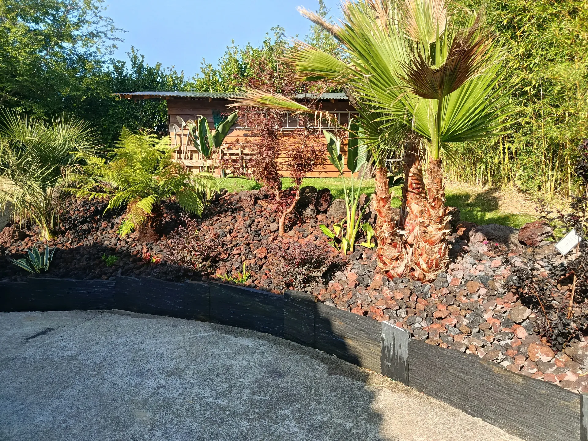 Massif exotique sur Toulouse, pouzzolane et plaques d'ardoise arborent ce jardin
