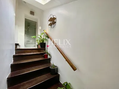 Maison de ville située à Croissy-sur-Seine, limite du Vésinet. Au rez-de-chaussée, un pièce de vie avec une cuisine entièrement  aménagée et équipée, Chambres et bureaux évolutifs ainsi que sous sol