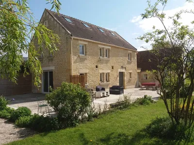 A acquérir Propriété de caractère de presque 200m² avec jardin d'env. 4 700 m², proche de SAINT PIERRE SUR DIVES 14170