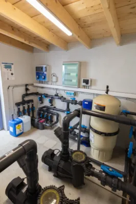Scanzi Piscines: un local technique piscine bien organisé.