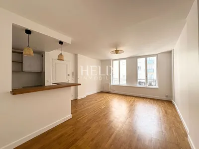 A louer centre ville de Saint Germain en Laye, un bel appartement deux pièces dans un immeuble ancien bien entretenu, à 5 mn à pied du RER A. 