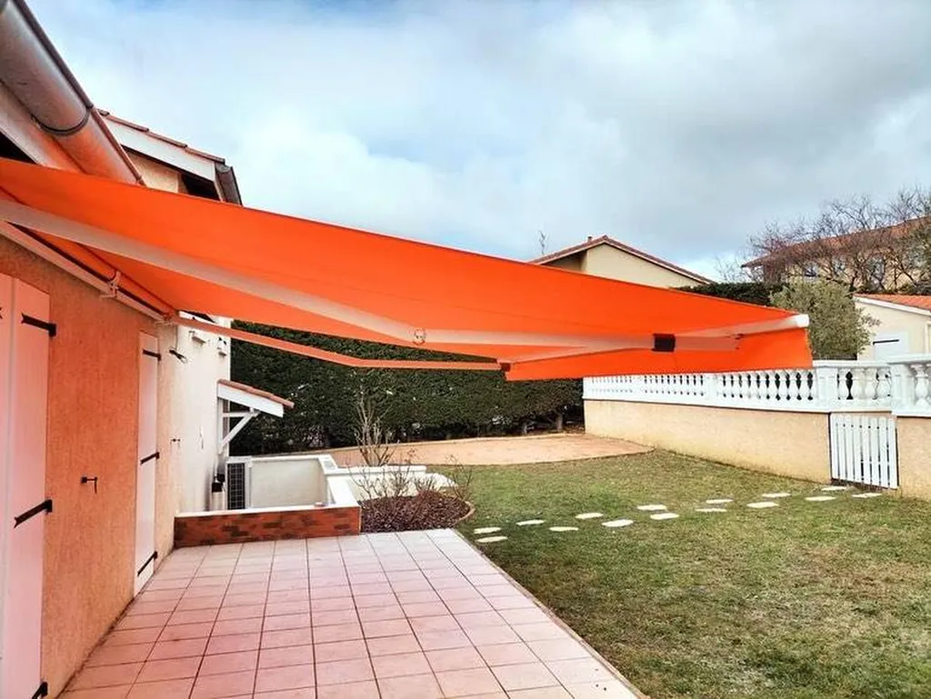 Installation d'un store banne extérieur électrique à Francheville