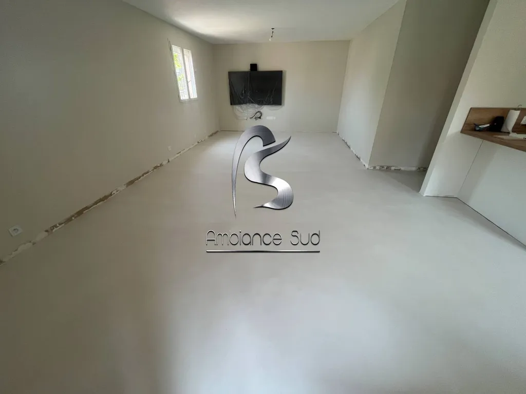 Photos avant et après d’un recouvrement de carrelage avec notre résine minérale effet béton ciré taloché dans une maison à Toulon à côté de Carqueiranne