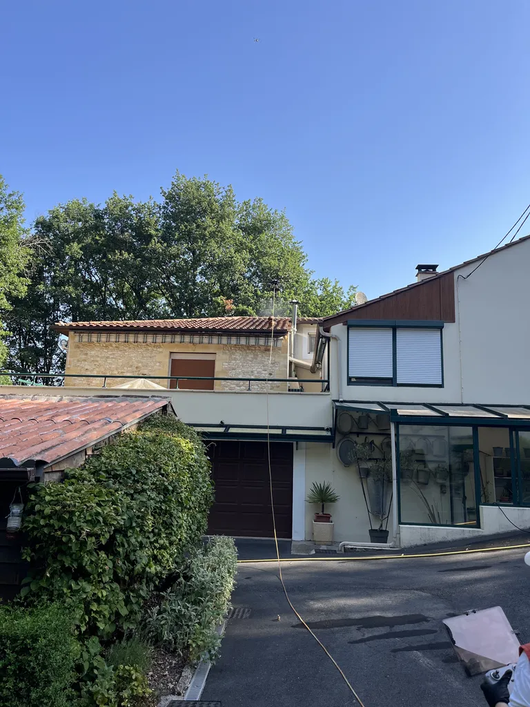 Intervention à Bergerac en Dordogne (24) nettoyage d’une toiture par drone