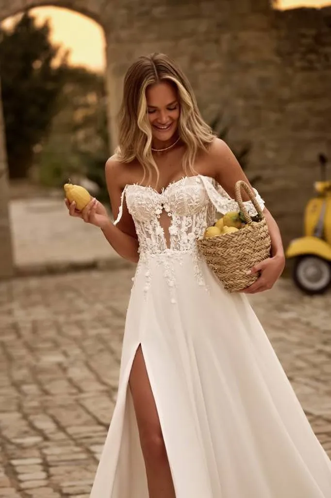 Robe de mariée bohème avec bustier et manchons sur les bras Marseille