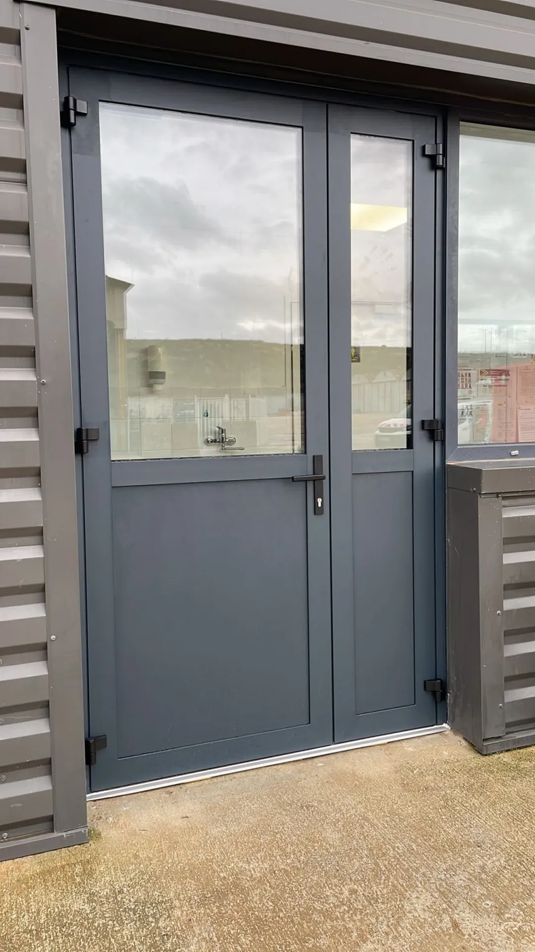 Porte d'entrée tiercé gris anthracite