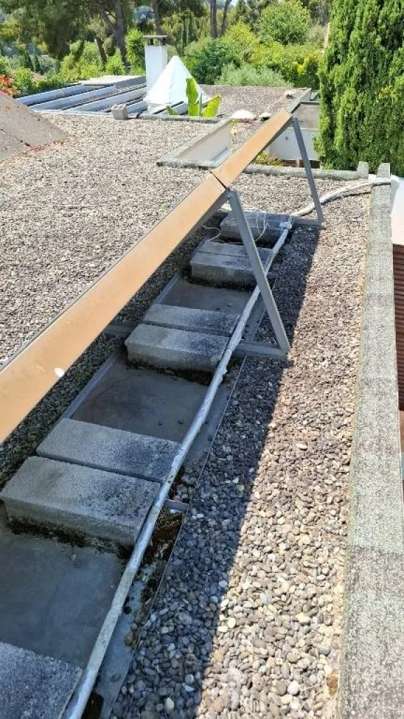 Pose d'un chauffe eau solaire HelioFrance Calysse 300L avec capteur en toiture