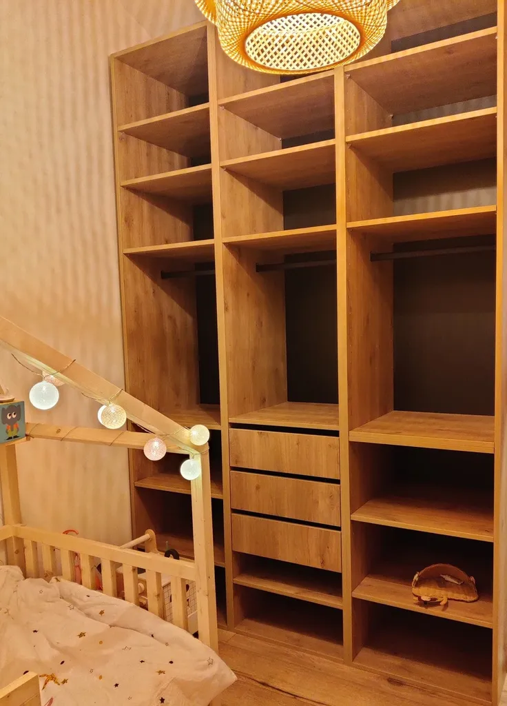 dressing en bois sur mesure pour une chambre d'enfant