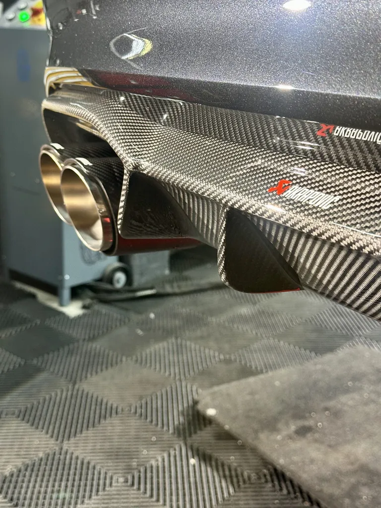 Detailing auto lyon spécialiste du traitement céramique et de la protection carrosserie sur BMW M2 voiture sportive