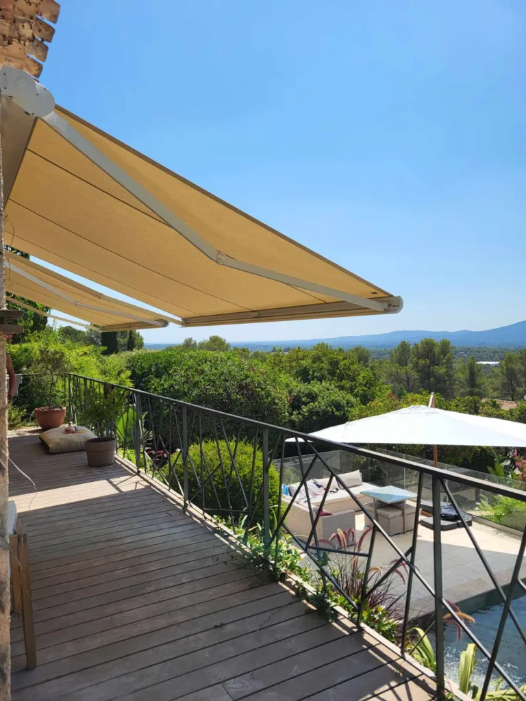 Installation de store banne motorisé avec capteur vent/soleil à Roquebrune