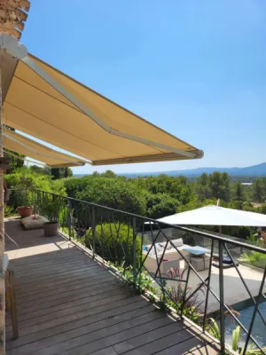 Installation de store banne motorisé avec capteur vent/soleil à Roquebrune