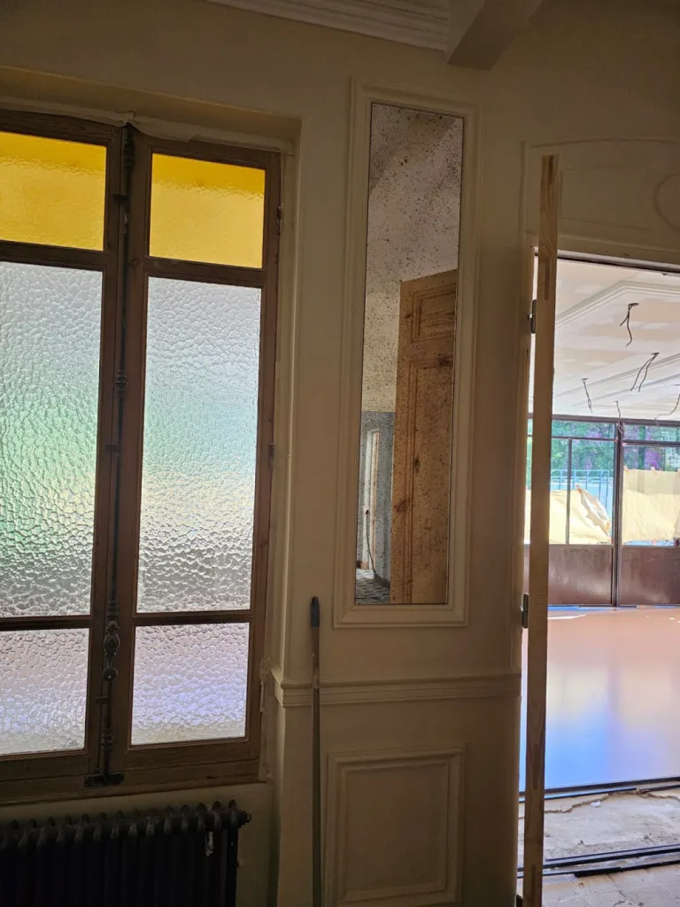 Rénovation de fenêtres anciennes avec pose de vitrage de couleur pour l'hôtel particulier 