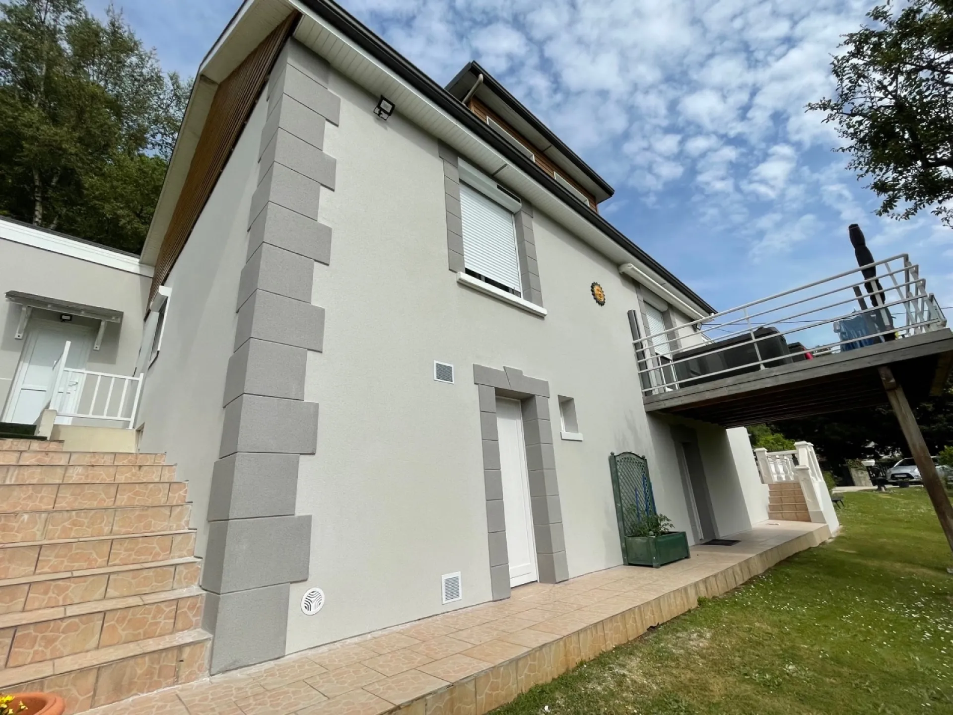 Réalisation d'un ravalement de façade avec enduit projeté à la chaux aérienne sur maison individuelle à gruchet le valasse proche Le Havre 