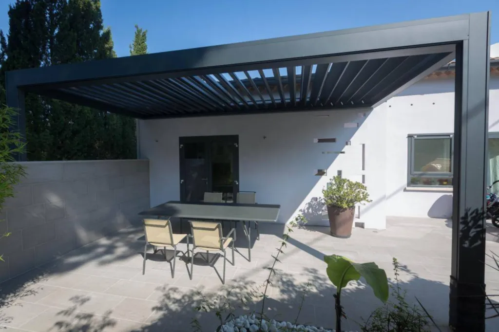 Installation d'une pergola bioclimatique sur mesure à lames orientables avec store à Saint-Tropez (83)##https://renson.rossipro.fr/details-installation+d+une+pergola+bioclimatique+sur+mesure+a+lames+orientables+avec+store+a+saint+tropez+var-446