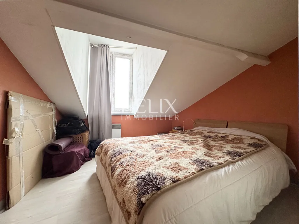 A vendre un appartement traversant situé au 4ème et dernier étage dans un immeuble ancien à Saint-Germain-en-Laye. 