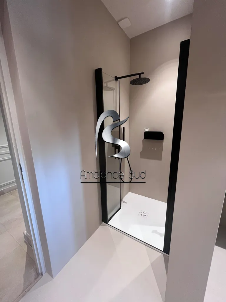 Réaliser une douche à l’italienne en béton ciré taloché à Morières à côté d’Avignon