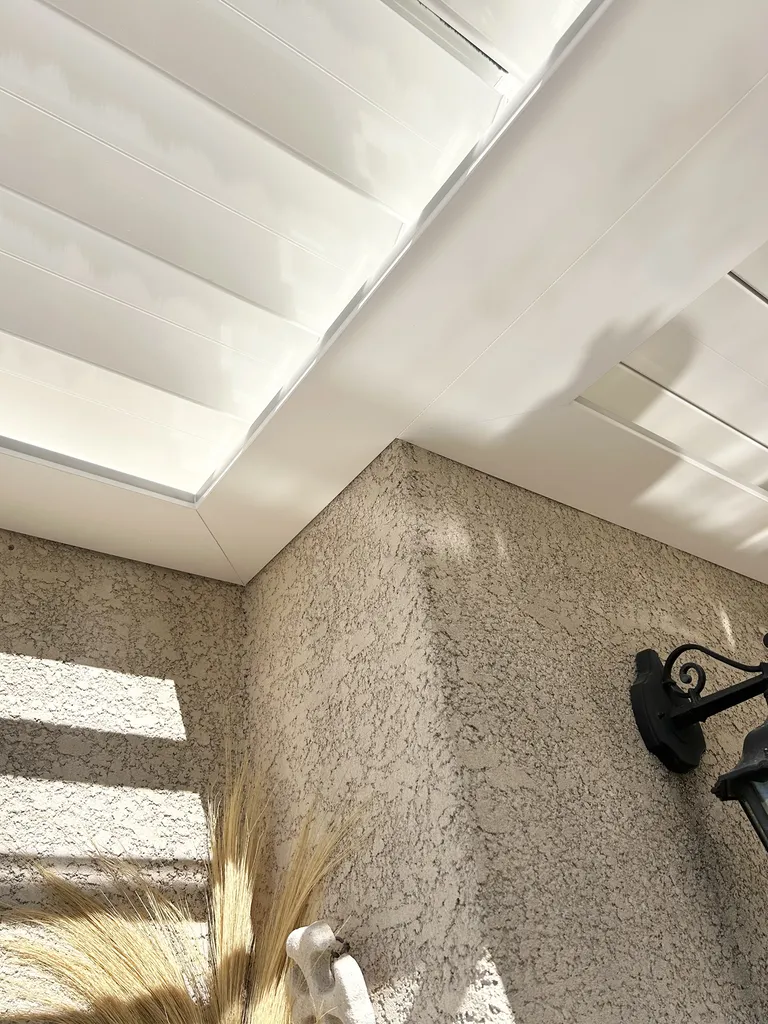 Installation Pergola bioclimatique double module blanche RAL 9010 sur mesure à Pézenas dans l'Hérault 