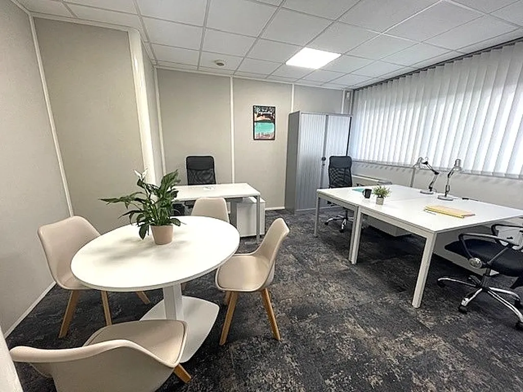 BUREAU A LOUER 2/3 POSTES