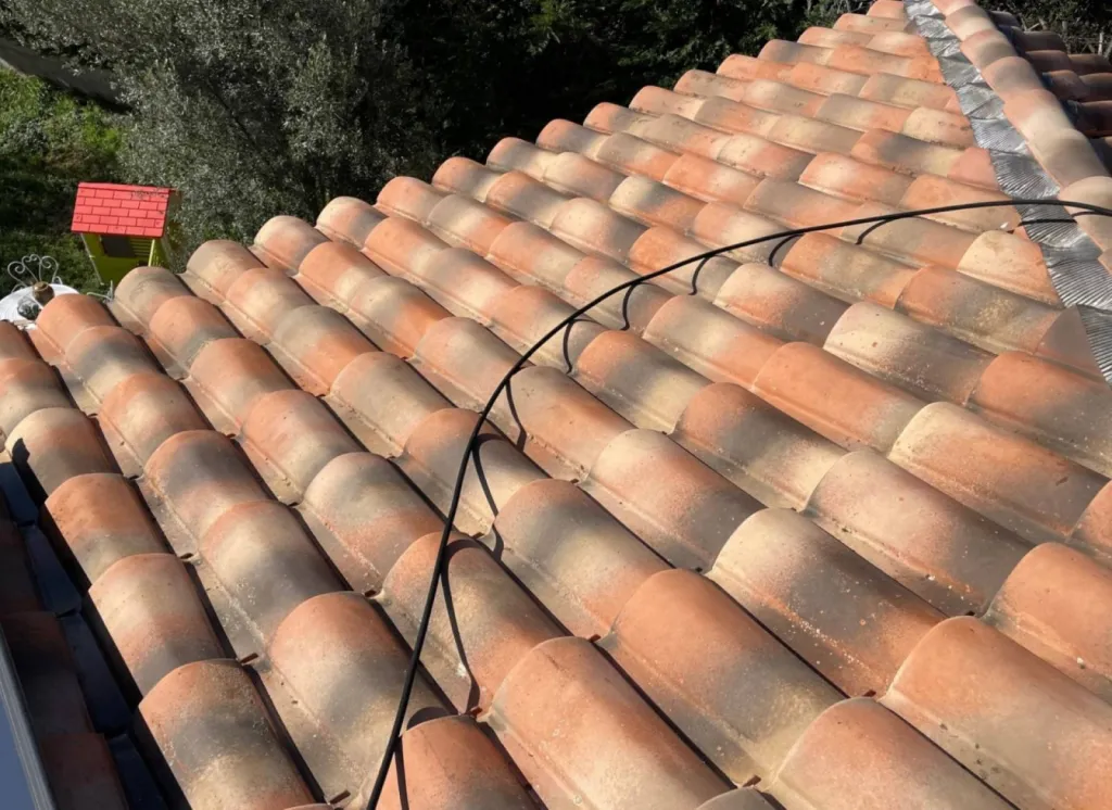 Nettoyage et traitement d’une toiture de maison sur Istres près de Martigues.