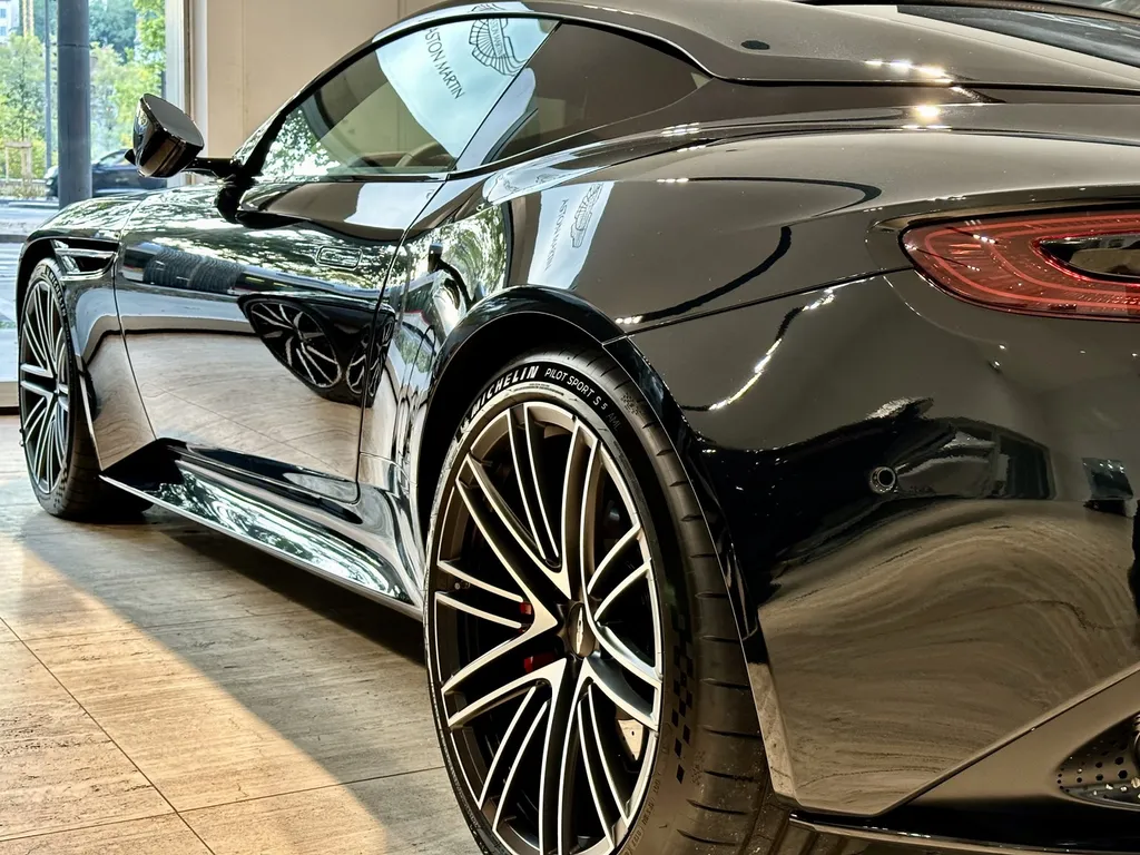 film plastique protection carrosserie film PPF Lyon traitement céramique DETAILING carosserie Aston Martin DB12 