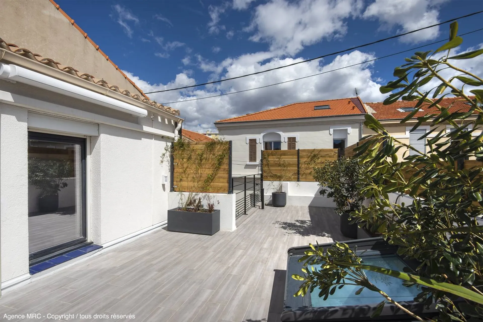 Rénovation de façade à marseille avec un cabinet d'architecture : coordination de ravalement avec enduit, crépi, peinture ou pierre naturelle