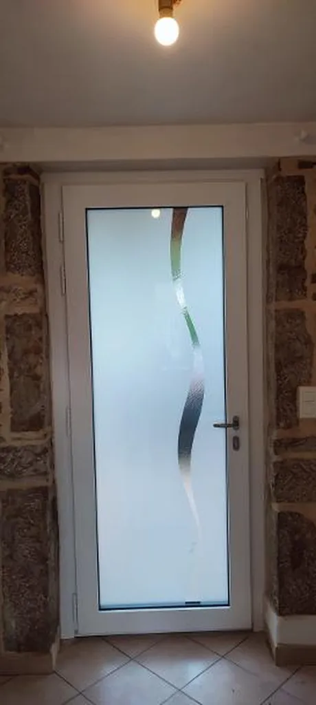 Installation d'une porte d’entrée en aluminium monobloc à haute isolation avec triple vitrage sécurisé à Combertault en Côte-d’Or